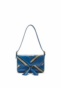 Borsa a mano in pelle blu con motivo geometrico in azzurro, grigio e nero. Presenta un anello accentato in argento e nappine blu. Tracolla regolabile.
