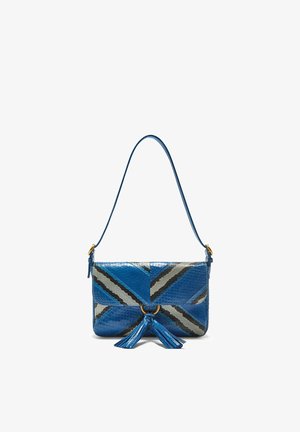 Blaue Lederhandtasche mit geometrischem Muster in Hellblau, Grau und Schwarz. Verfügt über einen silbernen Ringakzent und blaue Quasten. Verstellbarer Träger.