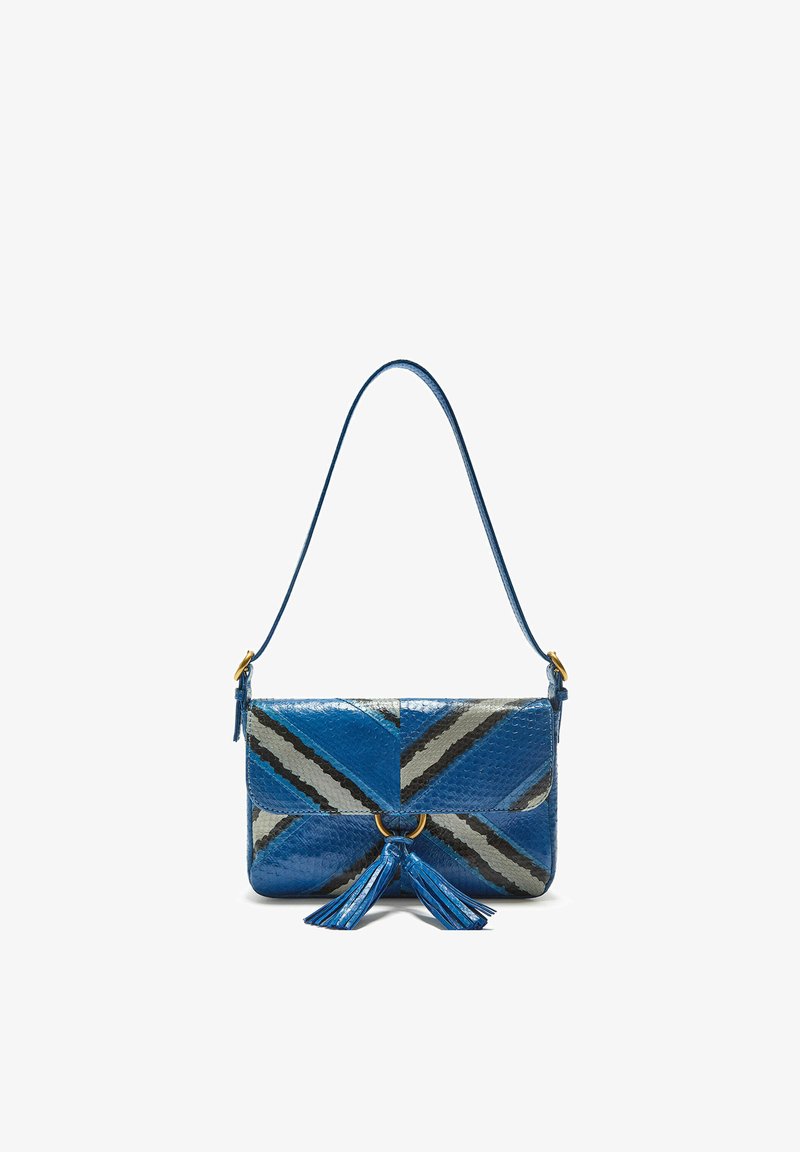 Borsa a mano in pelle blu con motivo geometrico in azzurro, grigio e nero. Presenta un anello accentato in argento e nappine blu. Tracolla regolabile.