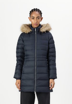 Navy puffer jas met een afneembare faux fur capuchon, gestikt design, lange mouwen en een ritssluiting aan de voorkant voor warmte en stijl.