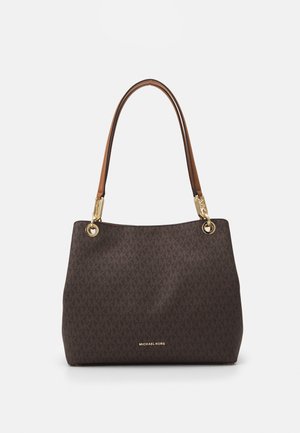 Brun Michael Kors håndtaske med monogrammønster, guldfarvet hardware og dobbelte lysebrune læder skulderremme på en ensfarvet baggrund.