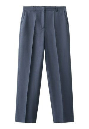 Pantalon de costume classique ajusté gris foncé avec passants pour ceinture, fermeture éclair à l'avant et poches latérales, présenté sur un fond blanc.