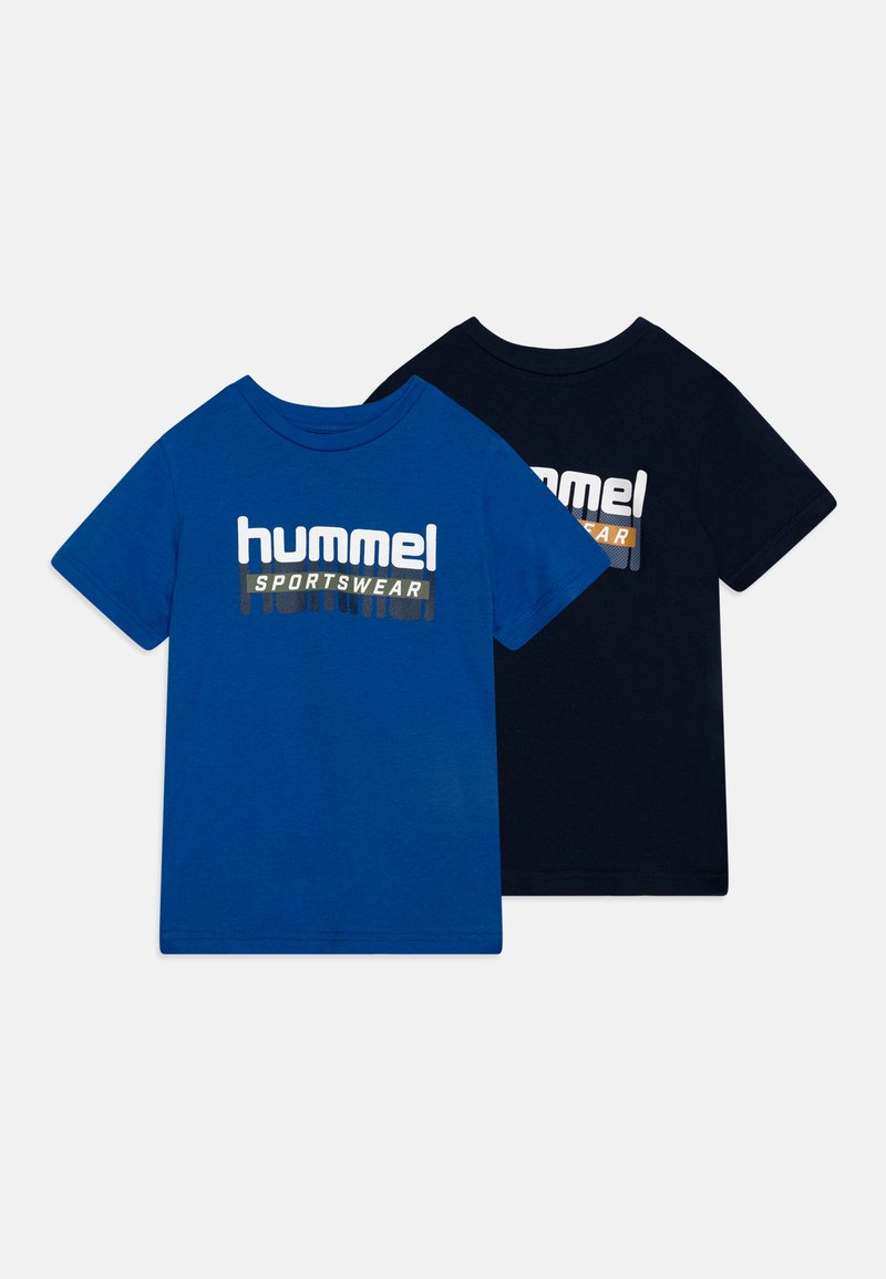 Dos camisetas: una azul y una azul marino, ambas con el logo "hummel SPORTSWEAR" en colores contrastantes en la parte frontal. Mangas cortas, material de algodón.