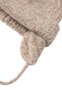 Beige gestrickte Mütze mit umgeschlagenem Rand, ausgestattet mit Ohrenklappen und Kordelzug. Strukturmuster mit einer weichen, flauschigen Optik.