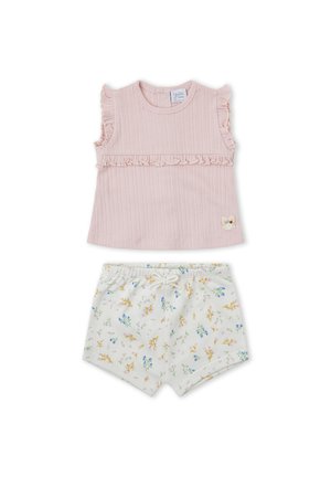 Camiseta de bebé rosa sin mangas con volantes y un pequeño parche de conejito, combinada con pantalones cortos blancos con cintura elástica y estampado de flores azules y amarillas.