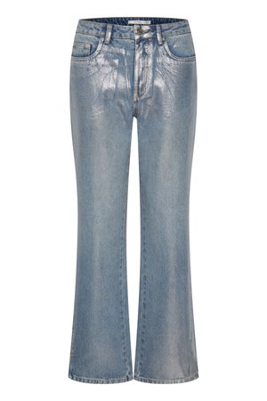 Ljust blå utsvängda jeans med en glänsande, metallisk finish, med klassisk femfickorsdesign och knappstängning. Slät textur.