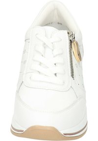 Weißer Sneaker mit einem glatten Leder-Obermaterial, runder Zehenpartie und Schnürung. Mit einem Reißverschluss an der Seite und einer hellbraunen Gummisohle ausgestattet.