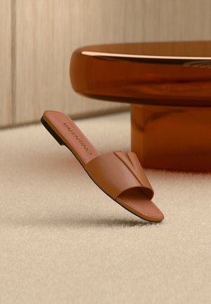 Valentino RESORT - Slip-on sandaler - cognac