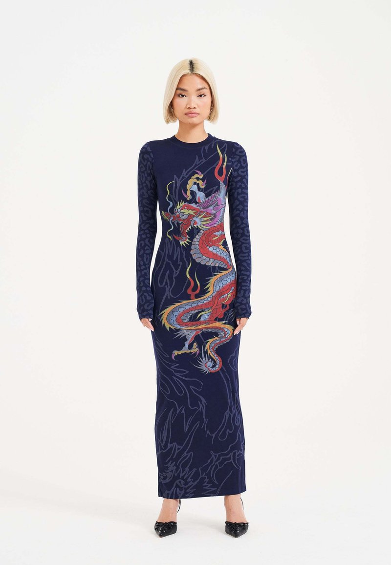 Langes dunkelblaues Kleid mit einem Drachenmuster in Rot, Gelb und Blau. Hat lange Ärmel mit gemusterten Akzenten und eine taillierte Silhouette.