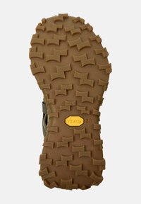 Suola in gomma marrone con un motivo di battistrada multidirezionale, con logo Vibram giallo e numero di modello 38, progettata per la trazione.
