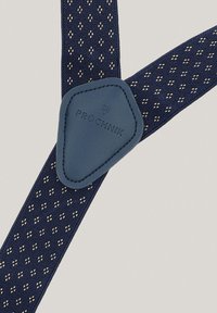 Granatowe siatkowe szelki z małymi rombowymi wzorami, z niebieską skórzaną naszywką z wytłoczonym napisem "PROCHNIK". Teksturowany i oddychający materiał.