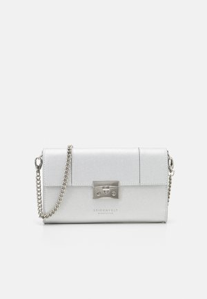 Petit sac pochette en cuir argenté avec une bandoulière chaîne et un fermoir métallique argenté rectangulaire à l'avant.