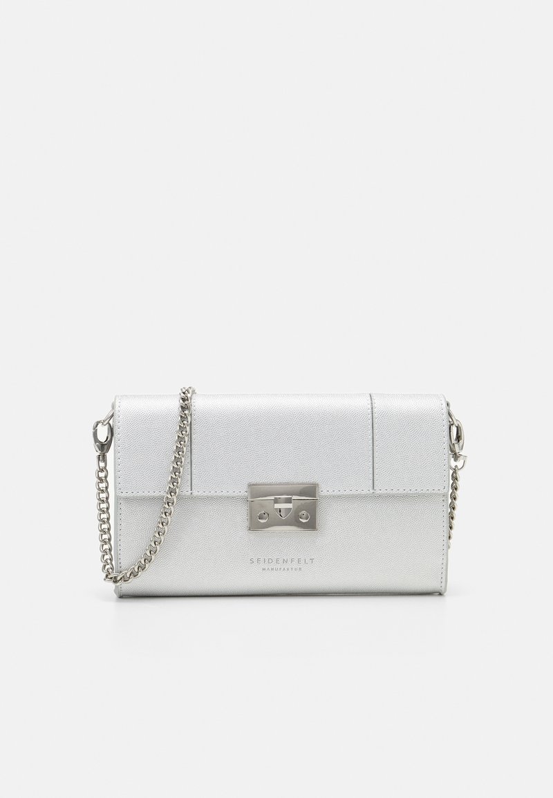 Petit sac pochette en cuir argenté avec une bandoulière chaîne et un fermoir métallique argenté rectangulaire à l'avant.