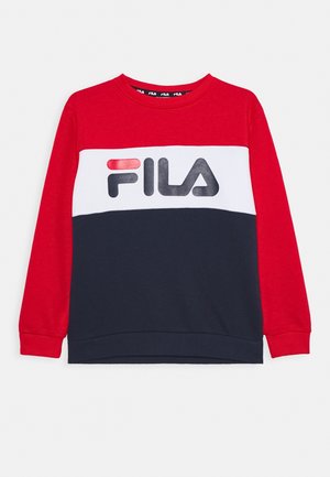 Sudadera FILA en rojo, blanco y azul marino con mangas largas y puños acanalados, con un gran logo de FILA en el pecho.
