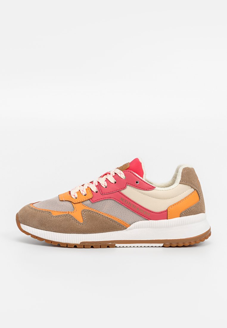 Zapatilla multicolor con malla beige, ante marrón y acentos vibrantes en rosa y naranja. Suela acolchada con una banda de rodadura de goma texturizada.