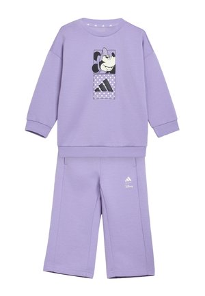 Liliowy dziecięcy dres z długim rękawem z Minnie Mouse i logiem Adidas, zestawiony z pasującymi szerokimi spodniami z nadrukami Adidas i Disney.