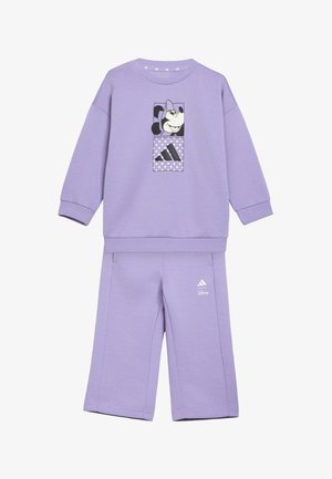 Liliowy dziecięcy dres z długim rękawem z Minnie Mouse i logiem Adidas, zestawiony z pasującymi szerokimi spodniami z nadrukami Adidas i Disney.
