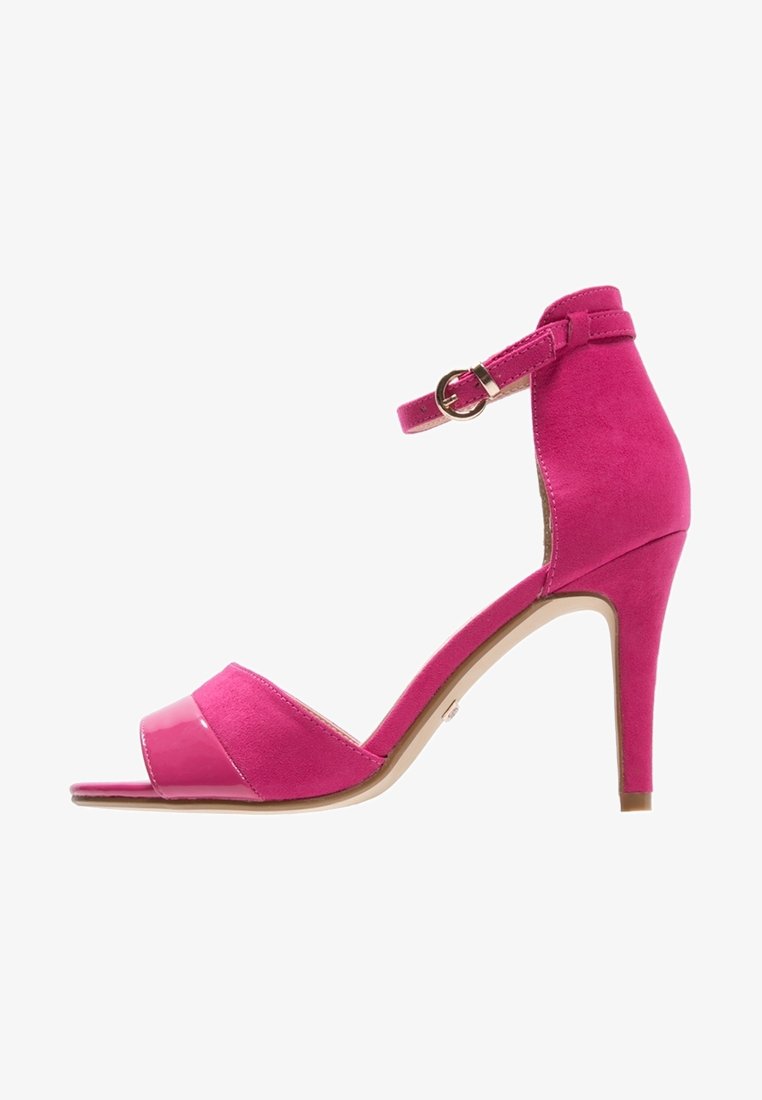 Sandale à talon haut rose avec bride à la cheville, bout ouvert et mélange de matériaux en daim et vernis, vue de profil sur fond blanc.