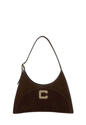Sac à main en daim brun foncé avec une seule lanière et un emblème métallique en forme de lettre "C" au centre à l'avant.