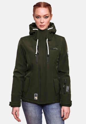 Veste zippée vert foncé avec un col montant, cordons de serrage blancs, plusieurs poches zippées et accents de logo. Tissu doux et texturé.