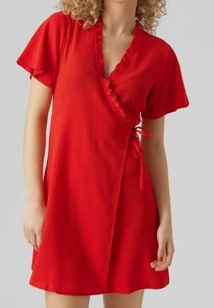 Vestido envolvente rojo con escote con volantes y mangas cortas, con lazo en la cintura y tejido texturizado.