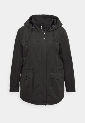 Juodas lauko švarkas su kapišonu, užtrauktuku, priekyje užsegamomis sagomis, reguliuojamomis raišteliais ir dviem priekiniais kišeniais su sagomis.