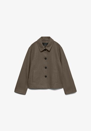 Bruine cropped jas van een wolmix met een kraag, vijf zwarte knopen en twee zijzakken. Zachte textuur met een strak, minimalistisch ontwerp.