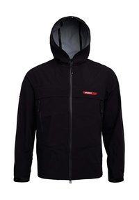 Giacca impermeabile nera con cappuccio, zip frontale e logo rosso. Presenta due tasche laterali con cerniera e polsini regolabili.