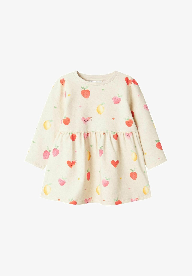 Sukienka z długim rękawem w kremowym kolorze z marszczoną talią, zdobiona kolorowymi nadrukami owoców i serc w odcieniach różu, czerwieni i żółci, uszyta z miękkiego materiału.