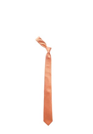 Peachfarvet slips med en glat satinfinish, der har små sorte prikker, en smal design og en spids spids.