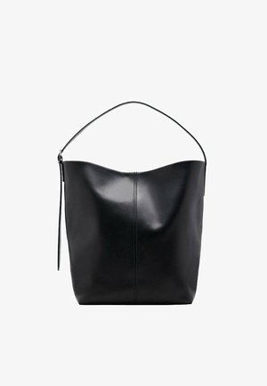 Borsa tote in pelle nera con un bordo superiore curvo, singolo manico per la spalla e superficie liscia. Presenta una sottile lavorazione delle cuciture sulla parte anteriore.