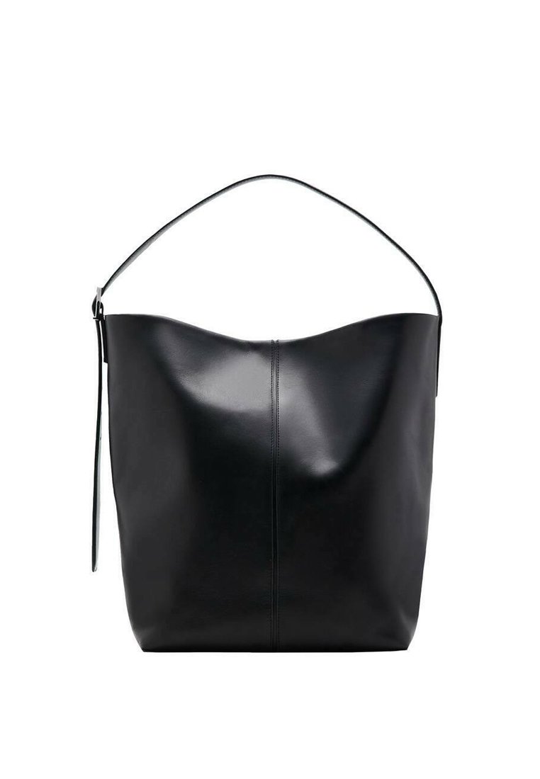 Bolso tote de cuero negro con un borde superior curvado, una correa de hombro única y textura suave. Presenta un sutil detalle de costura en la parte frontal.