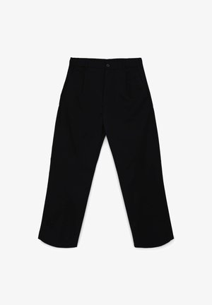 Pantalon noir à coupe droite, fabriqué en tissu lisse, avec des plis à l'avant, des poches latérales et une fermeture à un bouton.