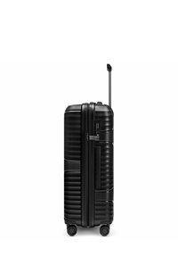 Maleta rígida negra con estrías horizontales, cuatro ruedas, mango extensible y cerradura combinada integrada, colocada en posición vertical sobre fondo blanco.
