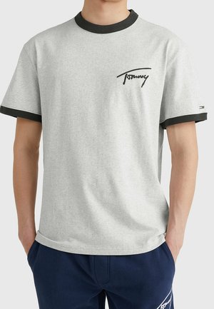 Szara bawełniana koszulka z czarnym ściągaczem przy szyi i rękawach, z czarnym logo tekstowym na piersi. Materiał ma miękką teksturę.