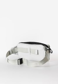 Borsa in tessuto bianco con zip nera nella parte superiore, cinturino regolabile grigio e chiusura laterale. Presenta una texture liscia e un design minimalista.