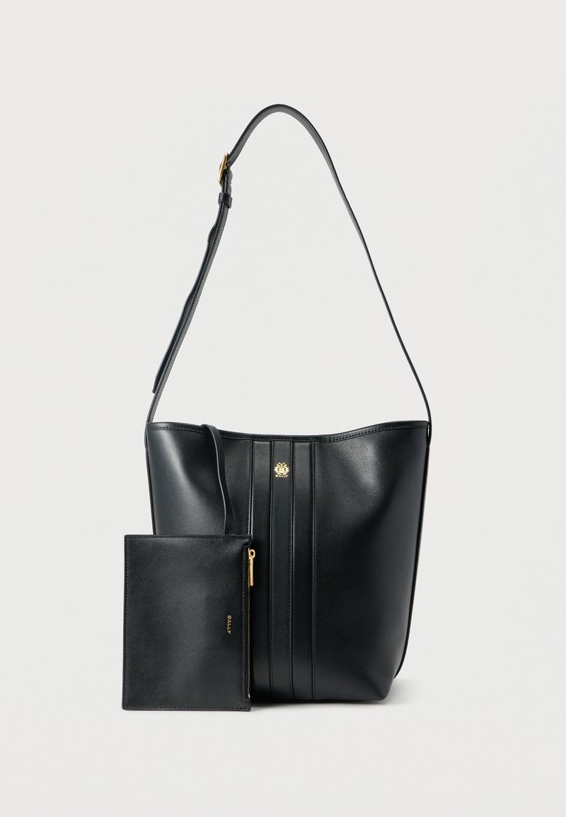 Μαύρη δερμάτινη τσάντα τύπου μπαούλο με ρυθμιζόμενο λουρί ώμου και ταιριαστή τσέπη με φερμουάρ, διακοσμημένη με διακριτικές χρυσές λεπτομέρειες λογότυπου.