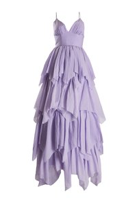 Lavendel, lager-på-lager klänning med spaghetti remmar, som har volanglager av tyg, en figurnära bodice och en flödande silhuett.