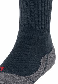 Dunkelgraue kniehohe Socke mit geripptem Bündchen, verstärktem grauen Fersen- und Fußbereich sowie rotem Branding an der Seite. Glatte Textur, aus Mischgewebe gefertigt.