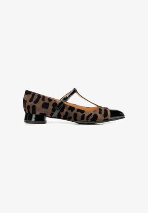 Scarpa flat in suede con stampa leopardata, punta e fascetta in pelle verniciata nera. Tacco basso e quadrato per stabilità. Presenta un design a punta.