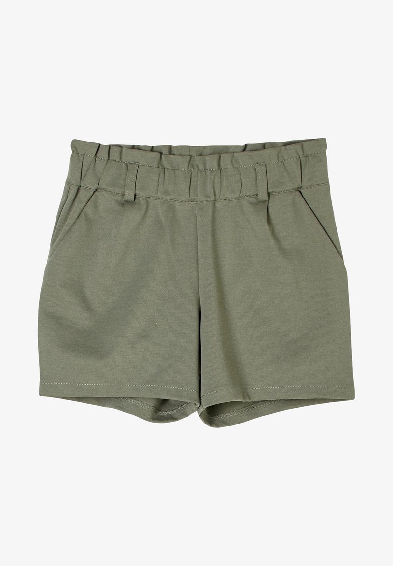 Shorts en mélange de coton vert avec une large taille élastique, deux poches avant et une texture lisse. Présente des accents de couture le long des bords.