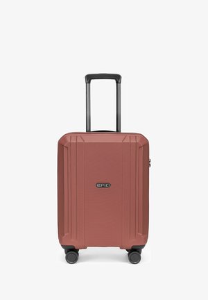 Compacte harde koffer in matte roestkleur met vier zwenkwielen en een zwarte telescopische handgreep, merk "EPIC" aan de voorkant.