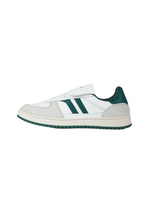 Sneaker bianca bassa con strisce verde scuro, dettagli in suede grigio e linguetta del tallone verde scuro, vista dal lato esterno su sfondo bianco.