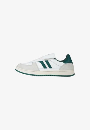 Sneaker bianca bassa con strisce verde scuro, dettagli in suede grigio e linguetta del tallone verde scuro, vista dal lato esterno su sfondo bianco.