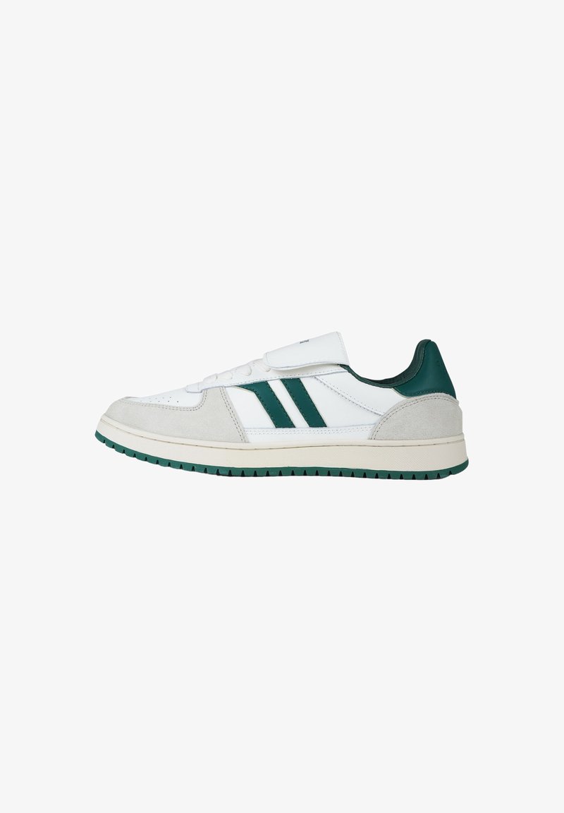 Sneaker bianca bassa con strisce verde scuro, dettagli in suede grigio e linguetta del tallone verde scuro, vista dal lato esterno su sfondo bianco.