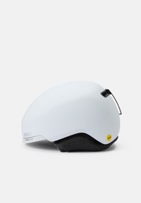 Hvid cykelhjelm med en glat overflade, MIPS-label og mørk polstring. Har en skyggebeslag og et slankt, aerodynamisk design.