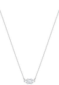 Collier en argent sterling avec un pendentif central rectangulaire en cristal, flanqué de plus petites pierres d'accent, relié par une chaîne délicate.