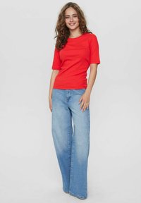 Rode top met korte mouwen, gecombineerd met lichtblauwe hoge broek met wijde pijpen, met een gladde textuur en klassiek ontwerp.