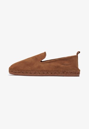 Zapato marrón de ante tipo slip-on con punta redondeada y una suela media de yute trenzado. Presenta un detalle de corte a cada lado para mayor transpirabilidad.