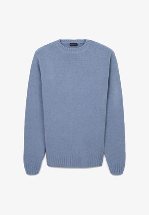 Pull en maille bleu clair, col rond, manches longues, poignets et ourlet côtelés, texture douce, design minimal, sans motifs ni accents visibles.